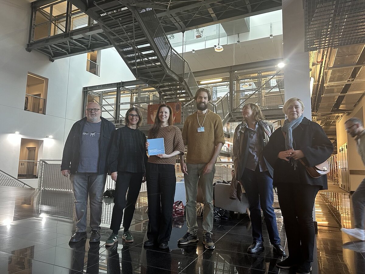 Attēlā redzami projekta pētnieki (no kreisās) Artis Svece, Anita Zariņa, Kristīne Krumberga un Kālis Lakševics. Labajā pusē divas konferences dalībnieces. Attēlā redzami projekta pētnieki (no kreisās) Artis Svece, Anita Zariņa, Kristīne Krumberga un Kālis Lakševics. Labajā pusē divas konferences dalībnieces.